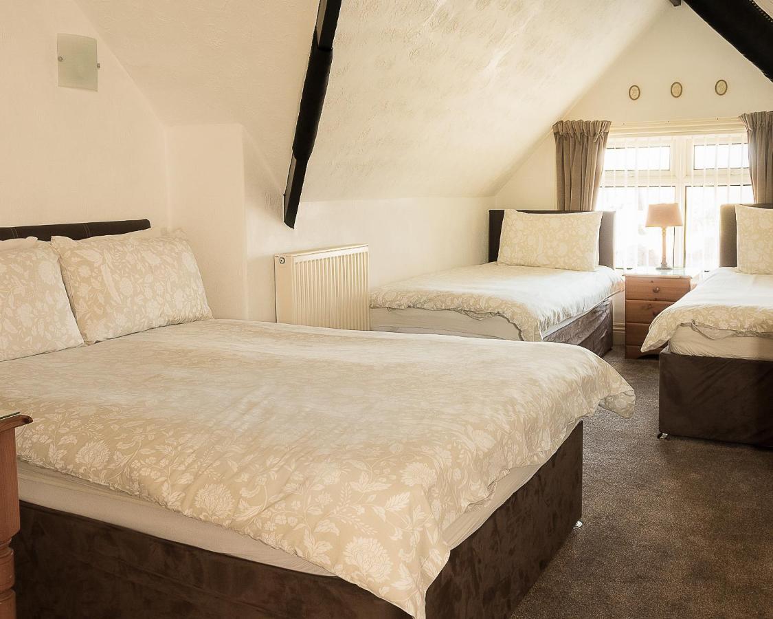 ويتبي Crescent Lodge Guest House الغرفة الصورة