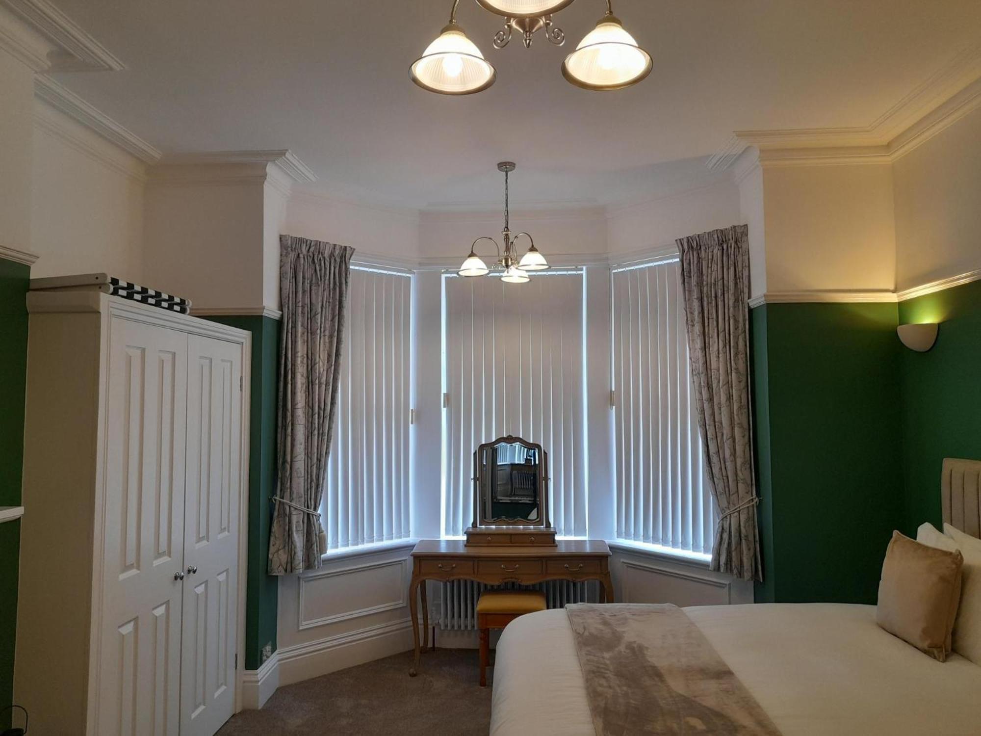 ويتبي Crescent Lodge Guest House الغرفة الصورة