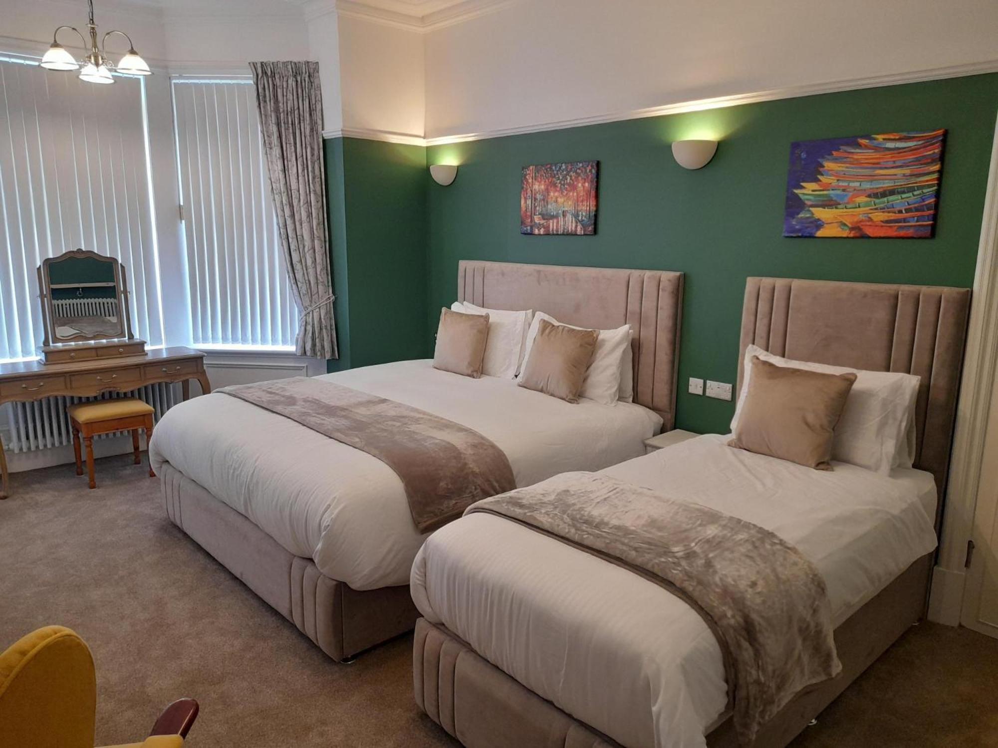 ويتبي Crescent Lodge Guest House الغرفة الصورة