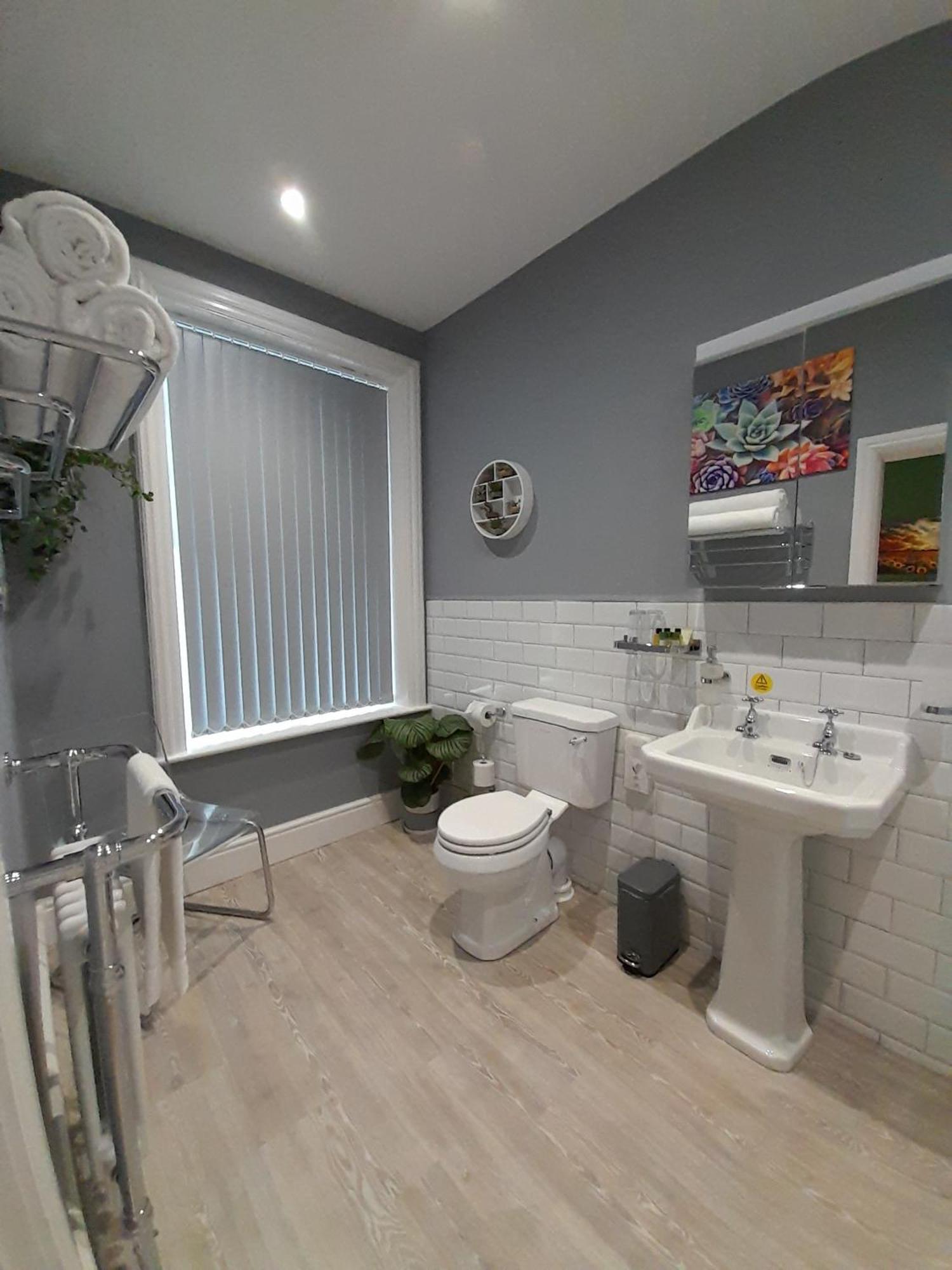 ويتبي Crescent Lodge Guest House الغرفة الصورة