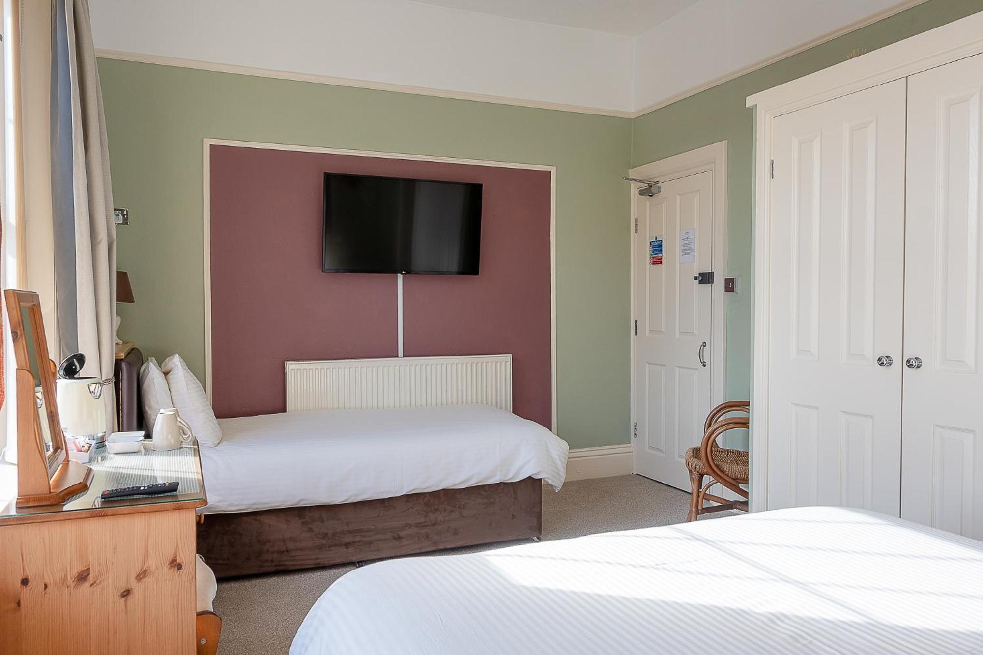 ويتبي Crescent Lodge Guest House الغرفة الصورة